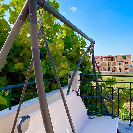 Daire Asteraki Poolside By Dadovillas *